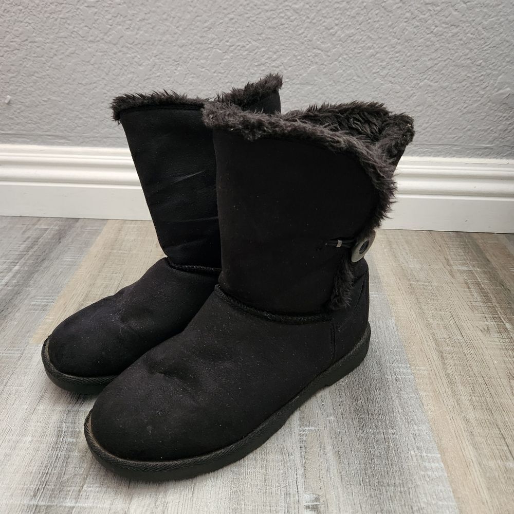 SO Women's SoJordie Black Faux Fur-Lined Boots Button Side Closure Size 7M